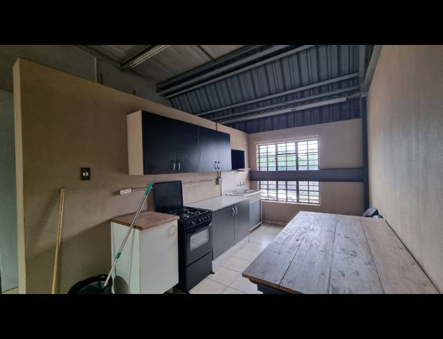 744M² WAREHOUSE TO LET IN JET PARK
